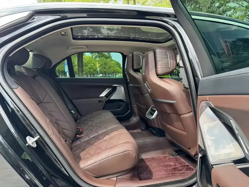 BMW 7 Series 2024 из CN, фото 6