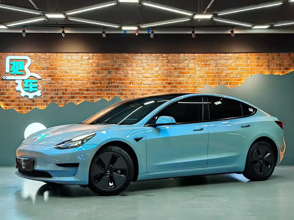 Tesla Model 3 — фото 1