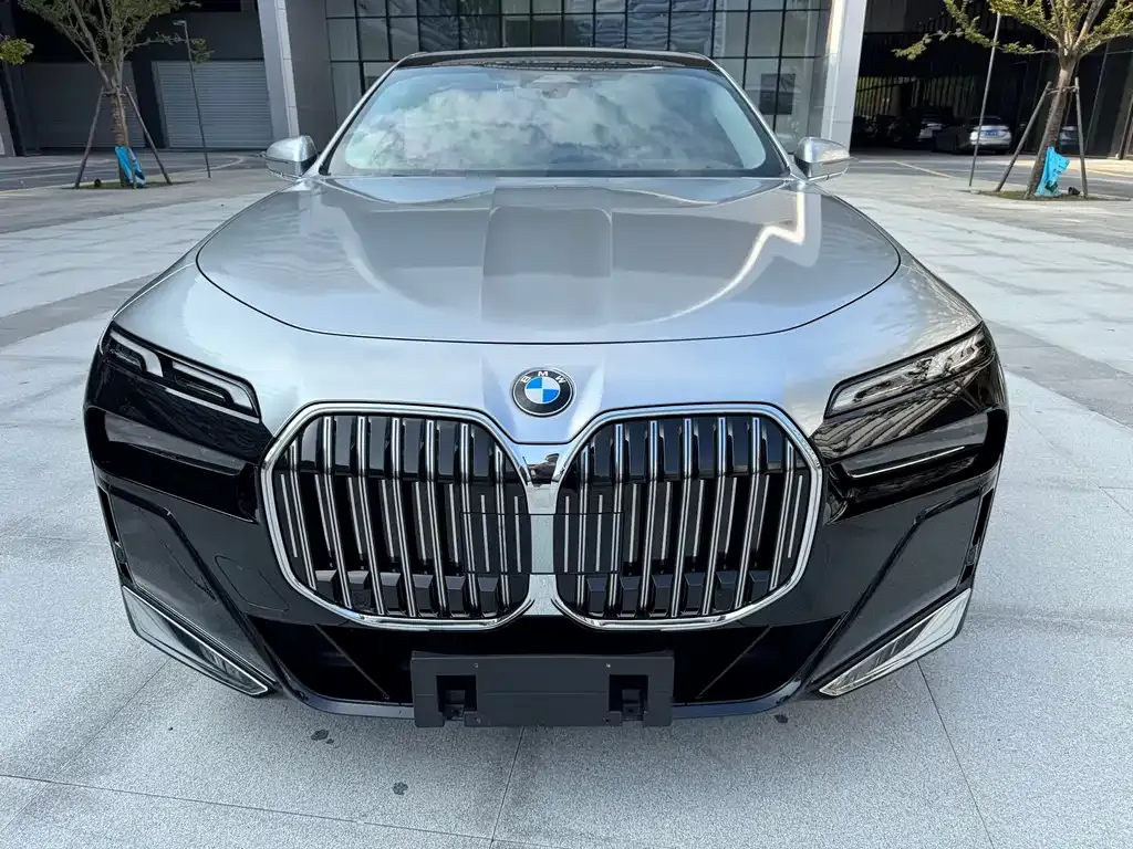 BMW 7 Series — фото 1