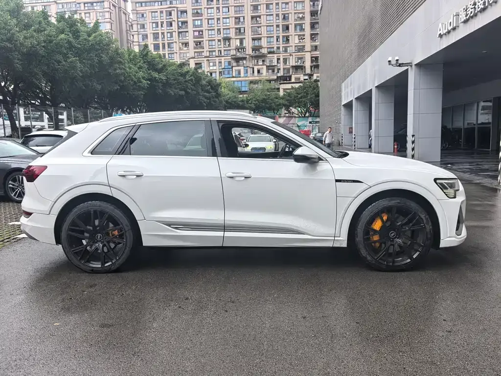 Audi e-tron 2023 из CN, фото 3