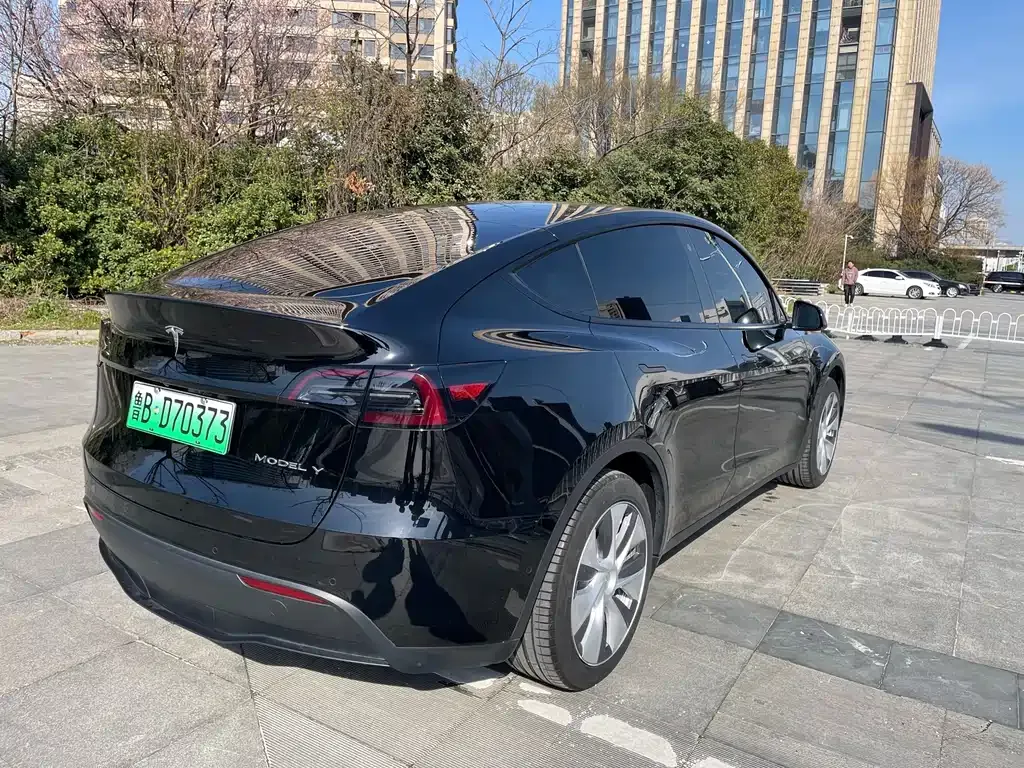Tesla Model Y — фото 7