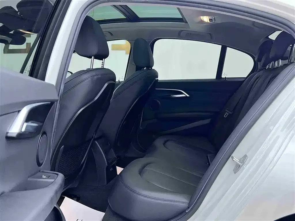 BMW 1 Series 2021 из CN, фото 9