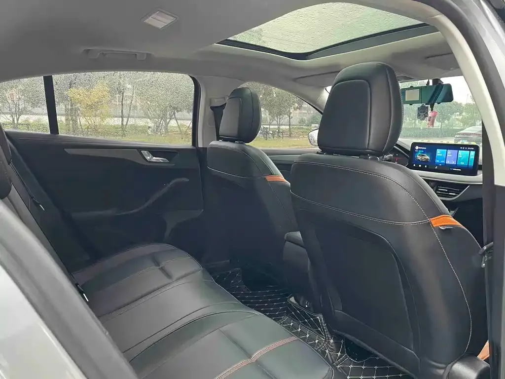 Ford Focus 2022 из CN, фото 8