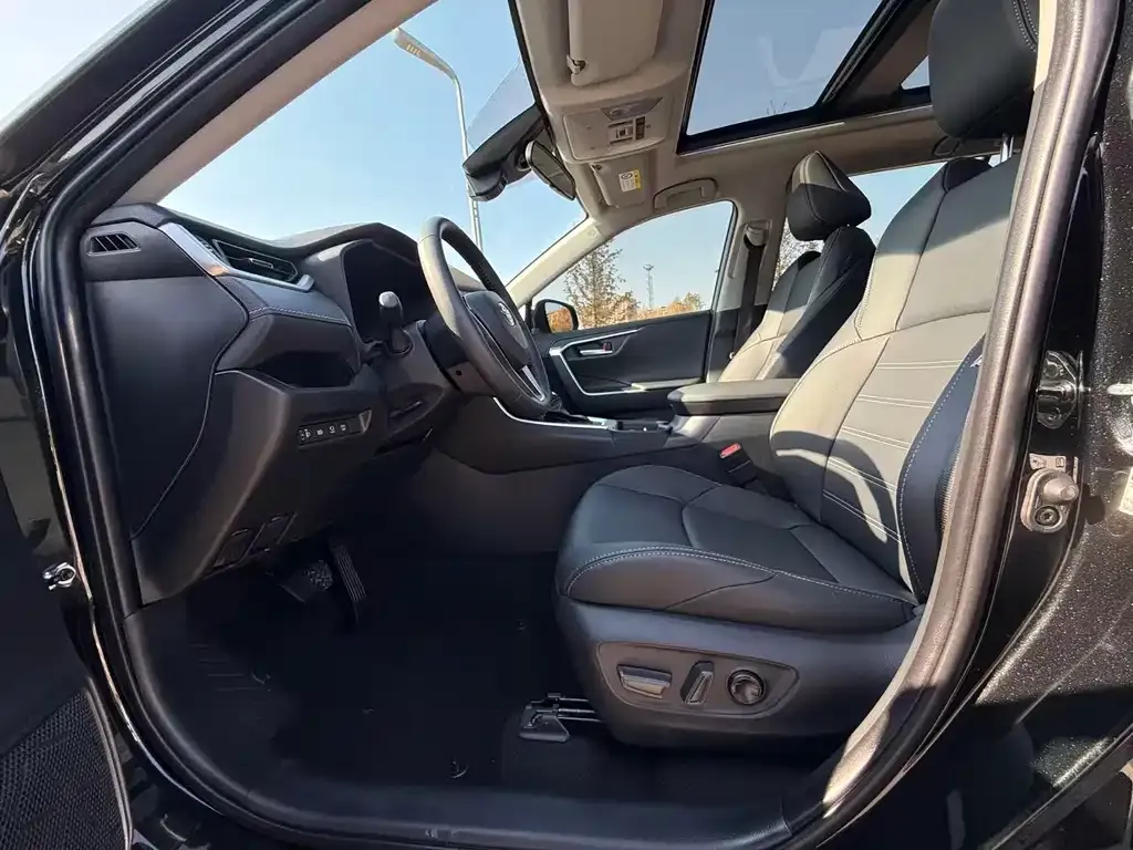 Toyota Wildlander 2023 из CN, фото 4