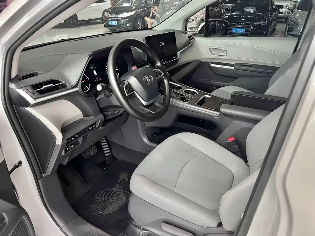 Toyota Granvia 2024 из CN, фото 4