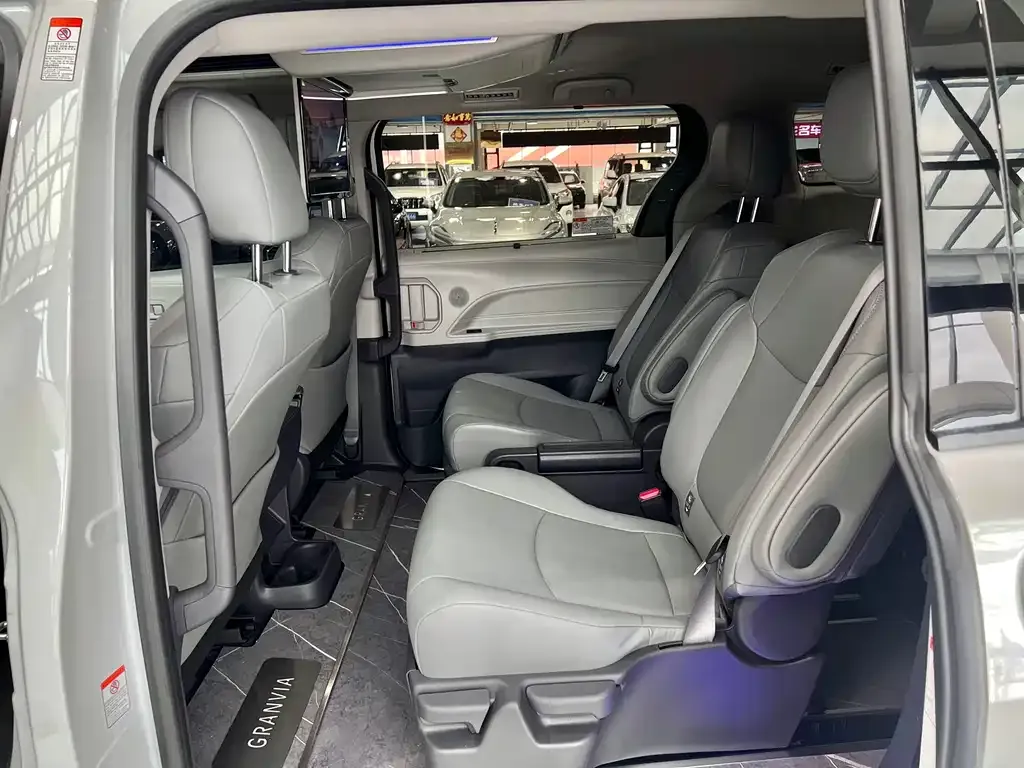 Toyota Granvia 2024 из CN, фото 6