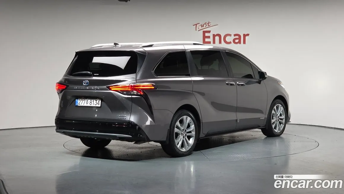 Toyota Sienna — фото 2
