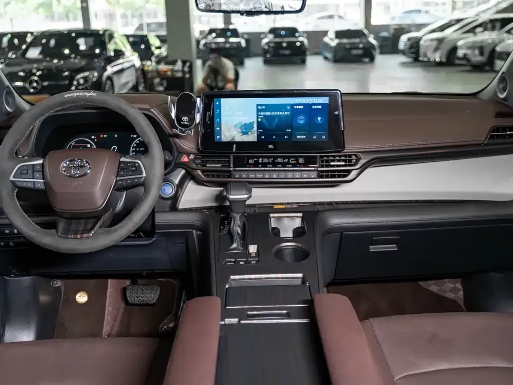 Toyota Granvia — фото 10
