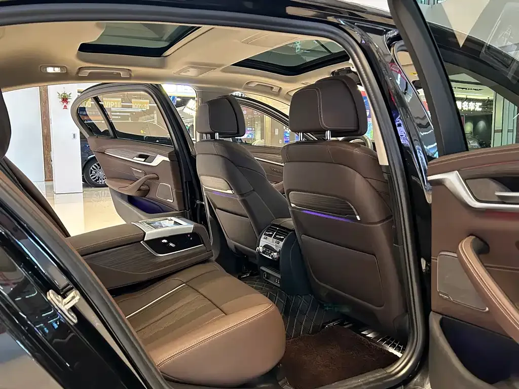 BMW 5 Series 2022 из CN, фото 8
