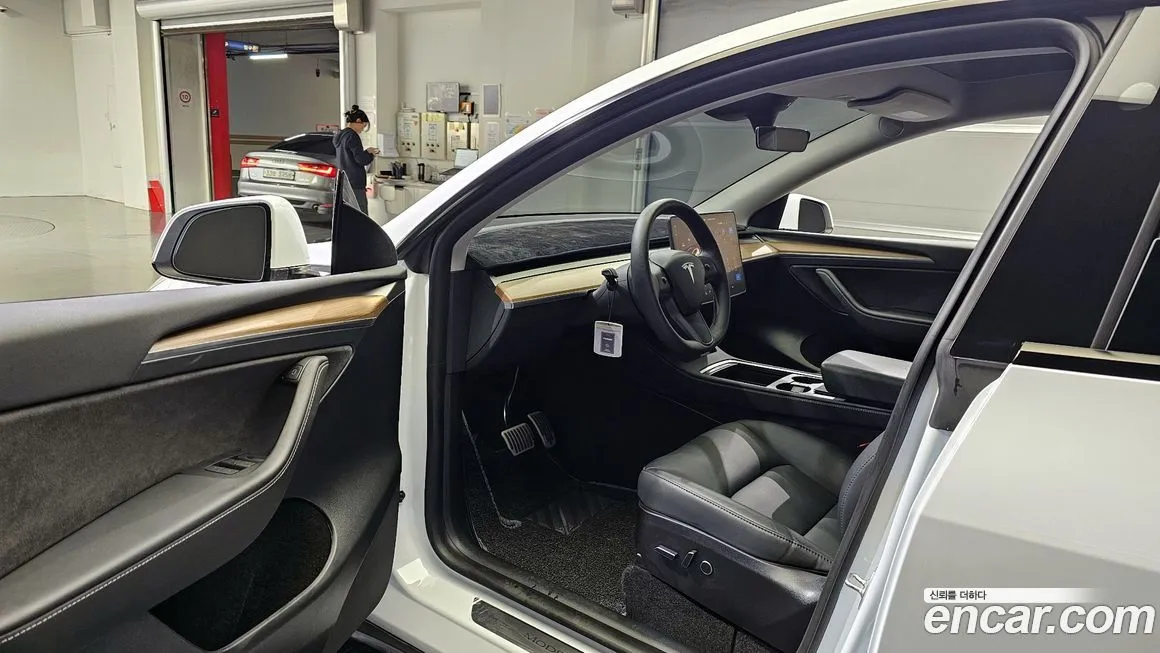 Tesla Model Y — фото 10