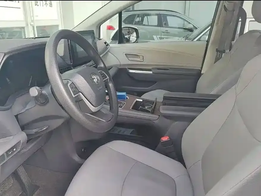 Toyota Granvia 2023 из CN, фото 4