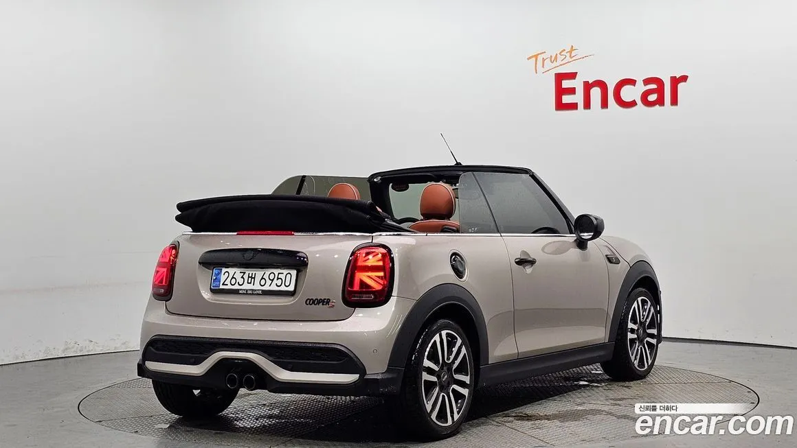 Mini Cooper Convertible 2024 из KR, фото 2