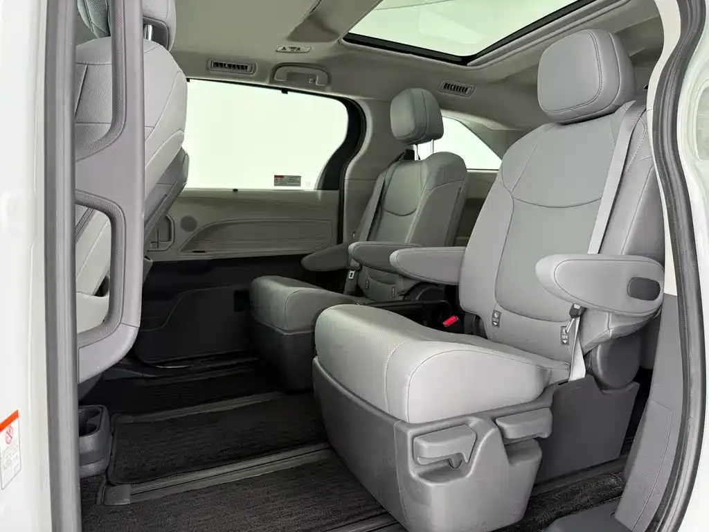 Toyota Granvia 2023 из CN, фото 10