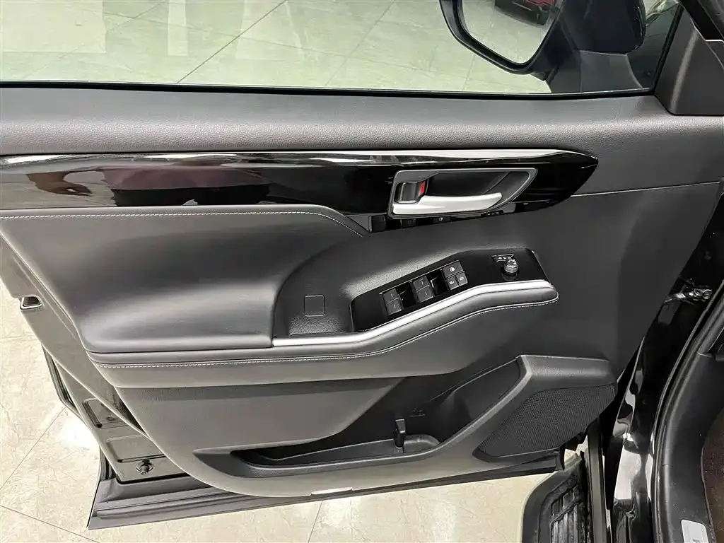Toyota Highlander — фото 10
