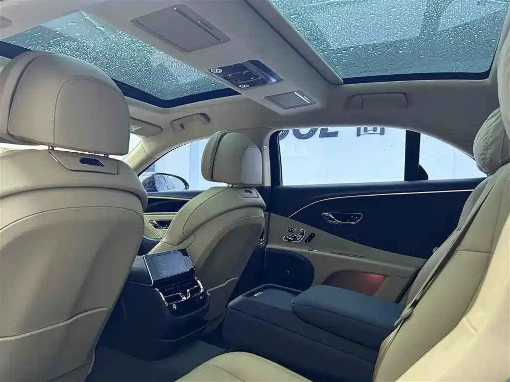 Bentley Flying Spur 2024 из CN, фото 8