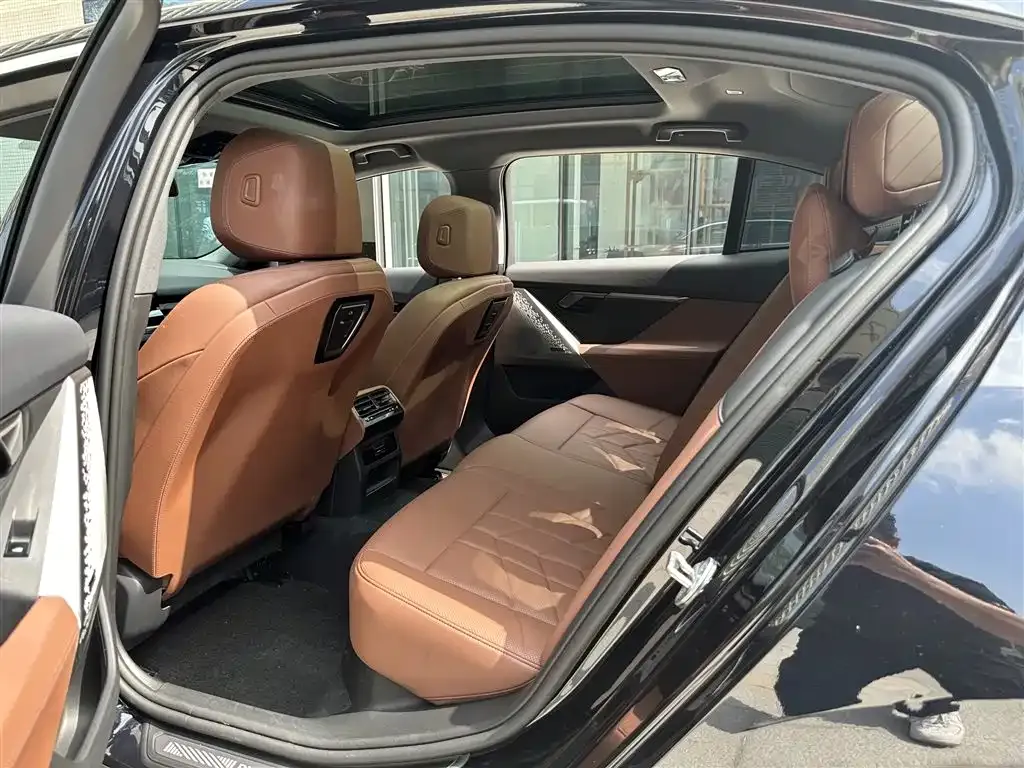BMW 5 Series 2024 из CN, фото 10