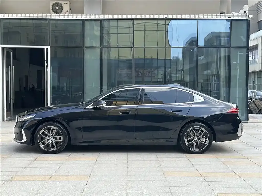 BMW 5 Series 2024 из CN, фото 4