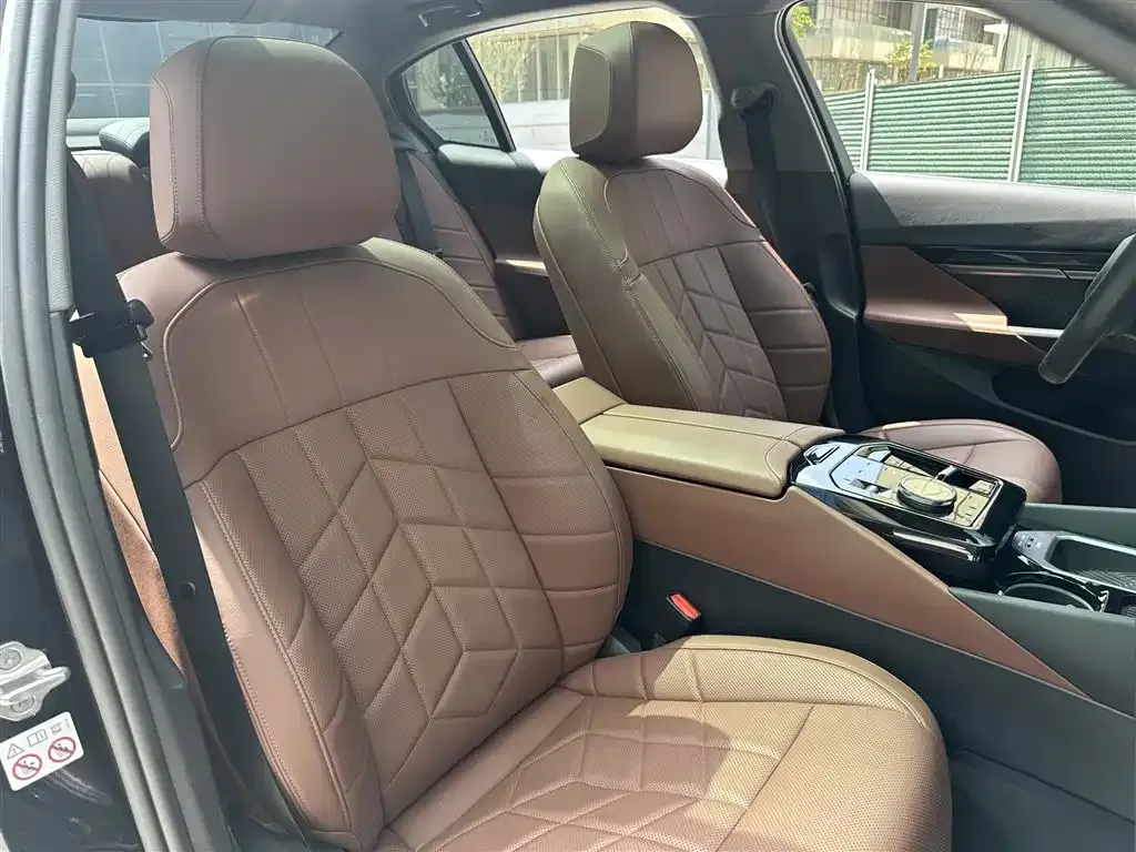 BMW 5 Series 2024 из CN, фото 8
