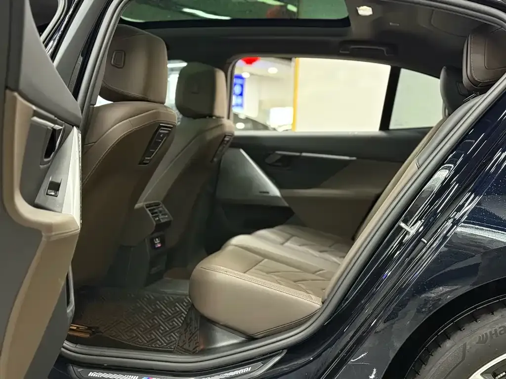 BMW 5 Series 2024 из CN, фото 9