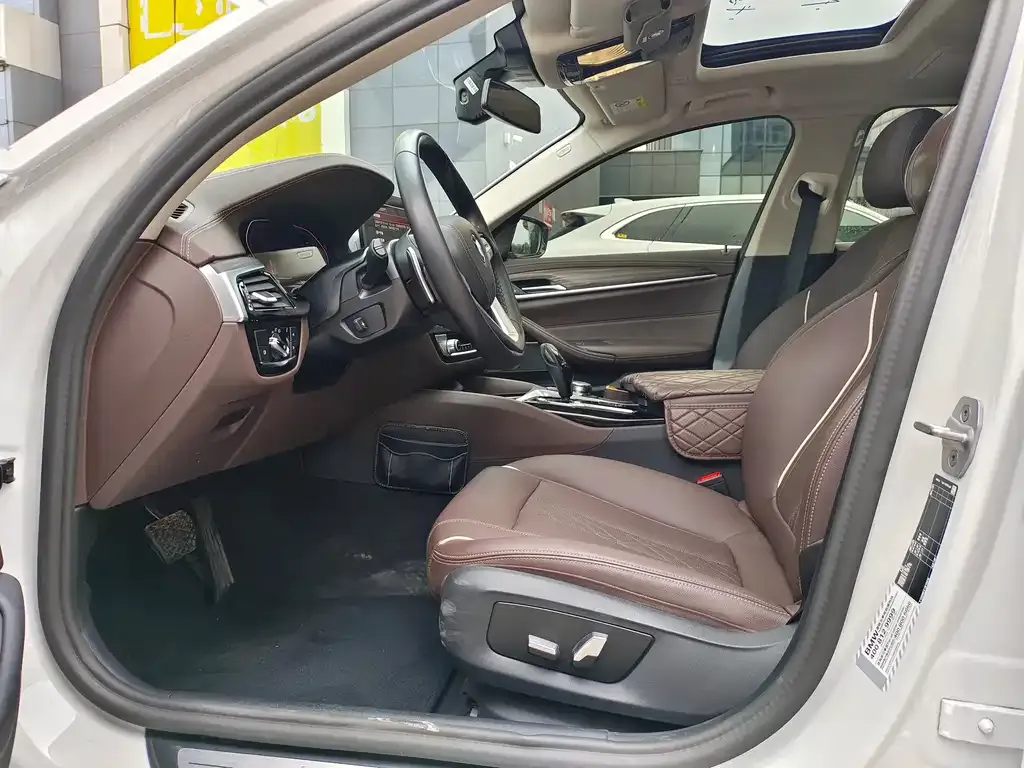 BMW 5 Series 2023 из CN, фото 4