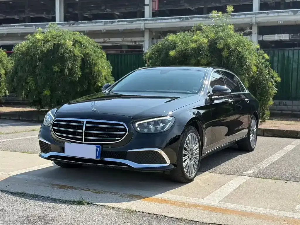 Mercedes-Benz E-Class — фото 1