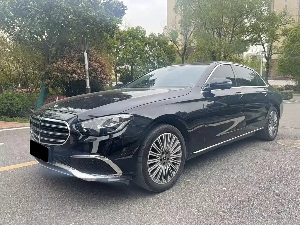 Mercedes-Benz E-Class — фото 1