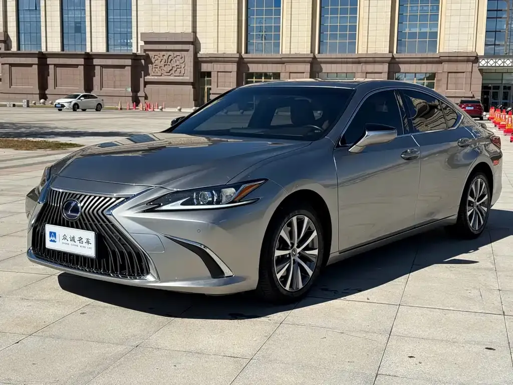 Lexus ES — фото 1