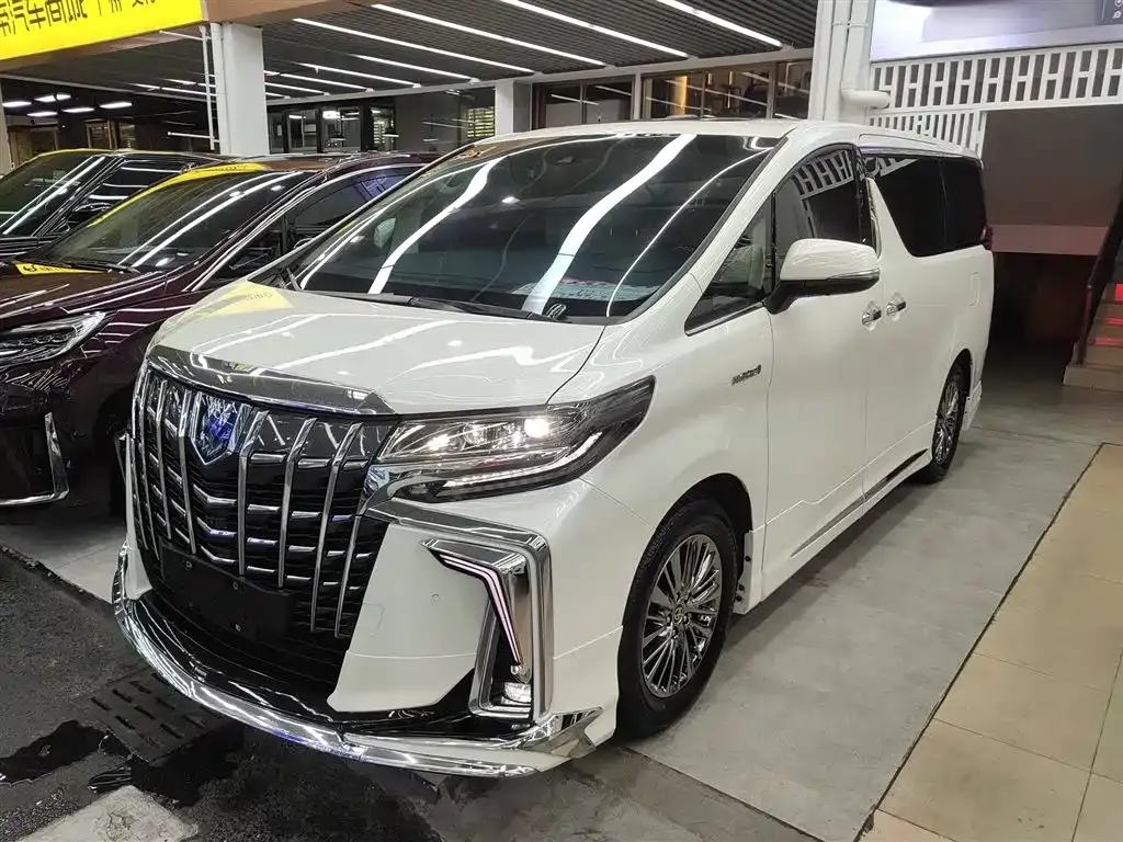 Toyota Alphard — фото 1