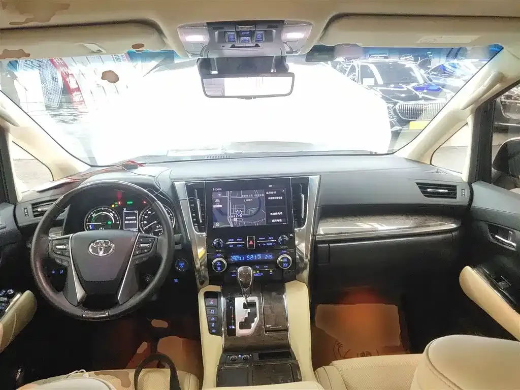 Toyota Alphard — фото 10