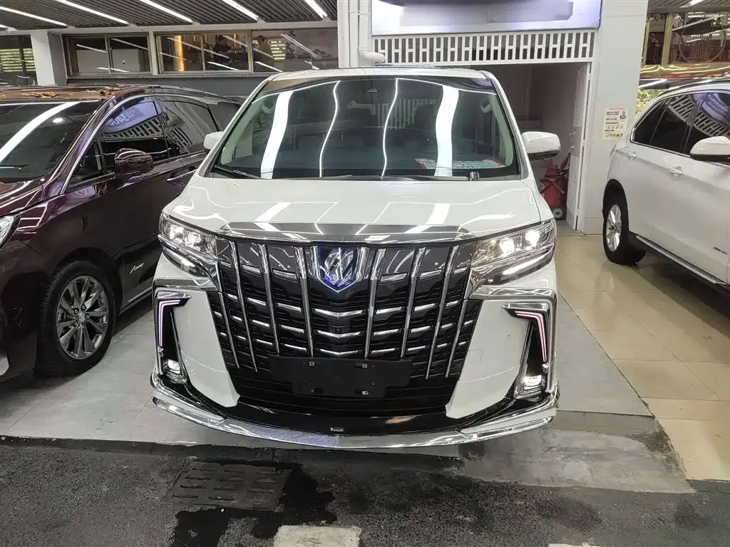 Toyota Alphard — фото 3