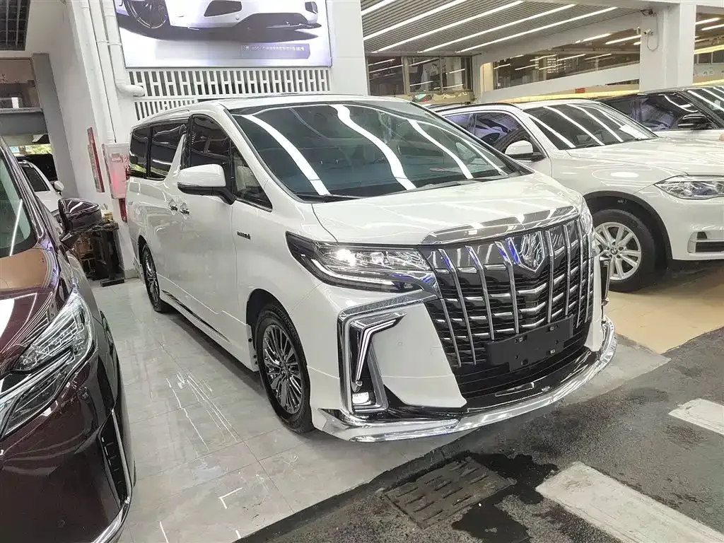 Toyota Alphard — фото 4