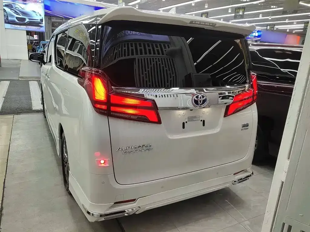 Toyota Alphard — фото 6