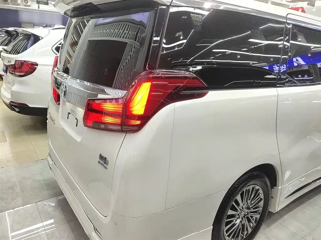 Toyota Alphard — фото 8