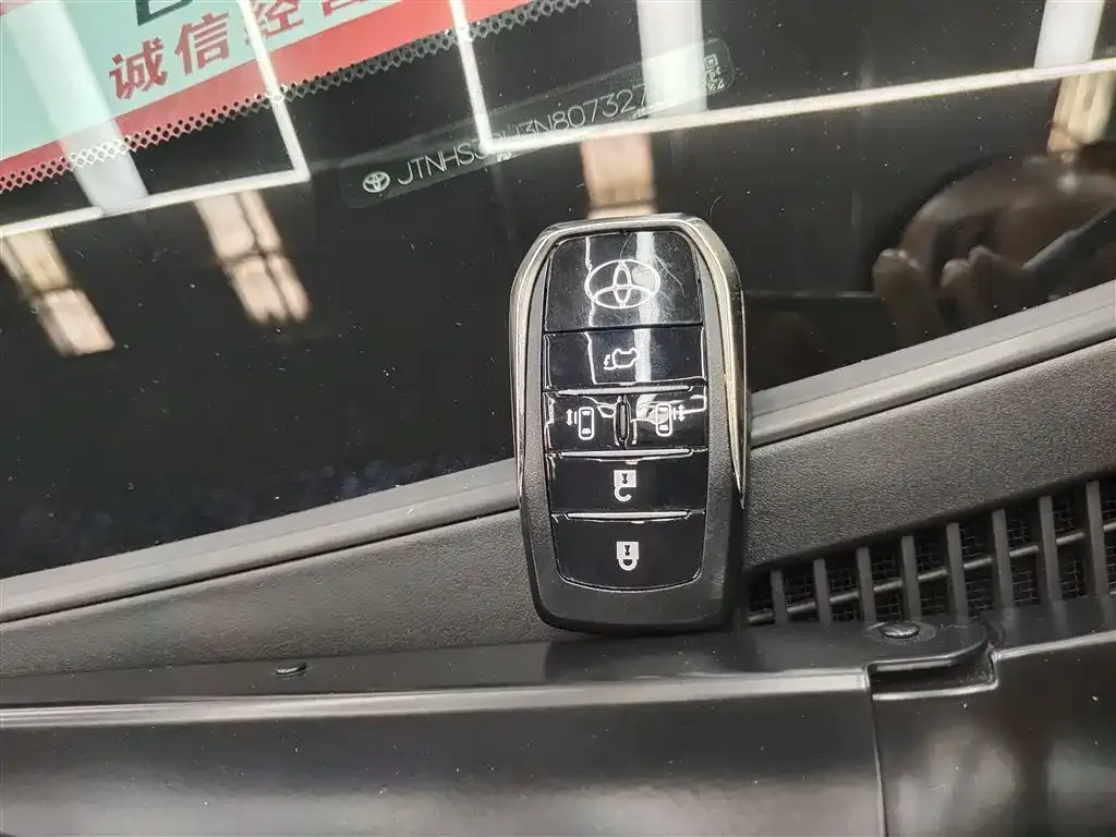 Toyota Alphard — фото 9