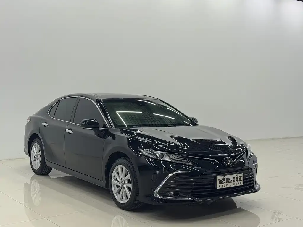 Toyota Camry — фото 1
