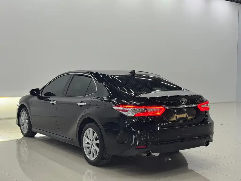 Toyota Camry — фото 7