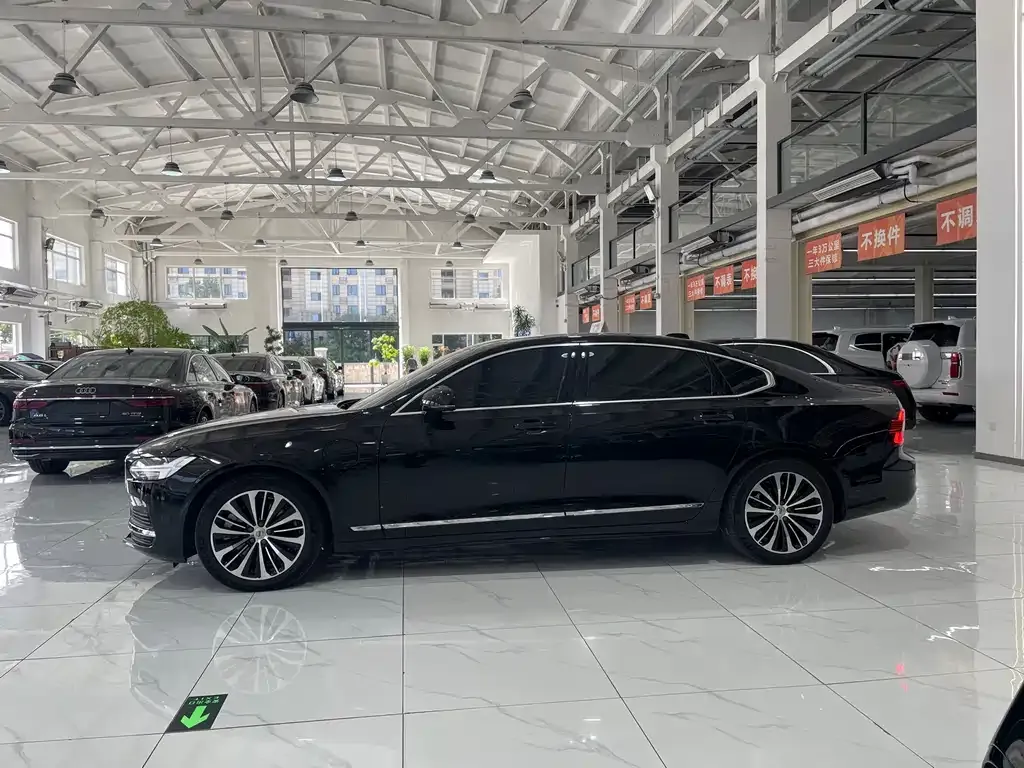 Volvo S90 PHEV 2024 из CN, фото 3