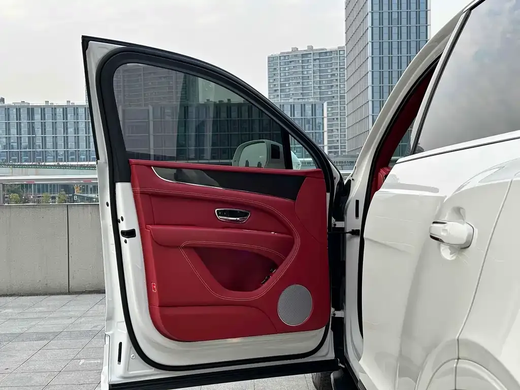 Bentley Bentayga 2021 из CN, фото 9
