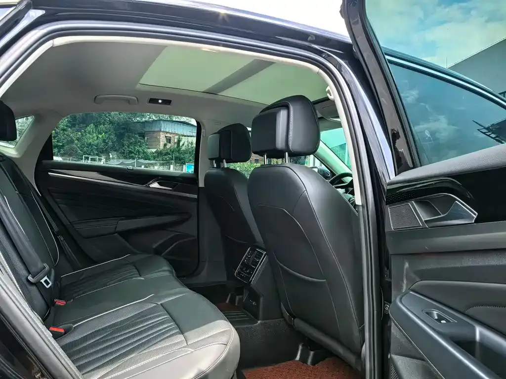 Volkswagen Passat 2023 из CN, фото 8