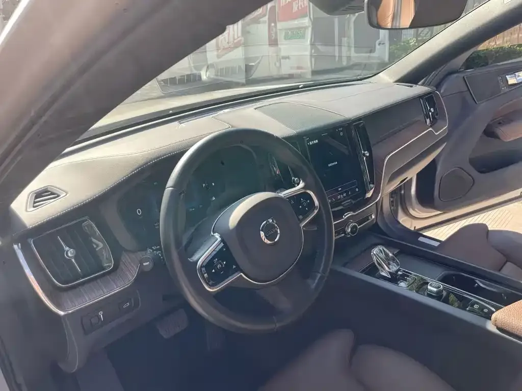 Volvo XC60 2021 из CN, фото 3