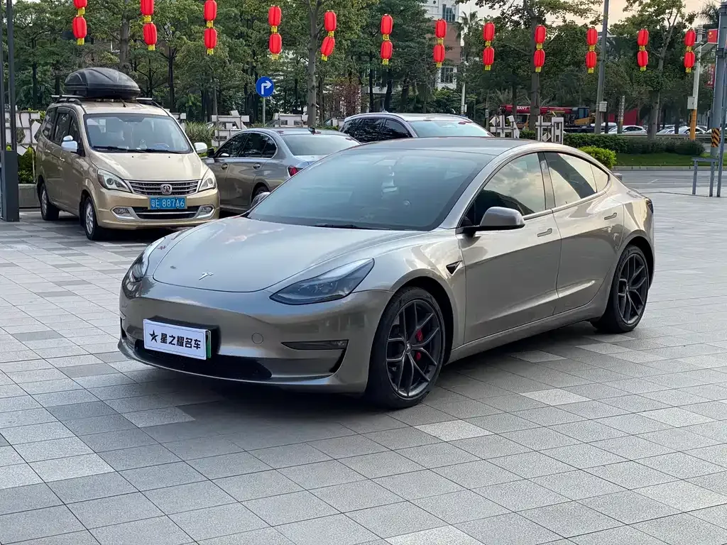 Tesla Model 3 — фото 1