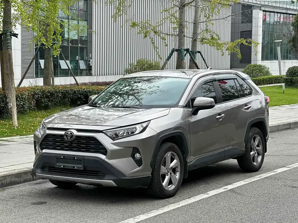 Toyota RAV4 — фото 1