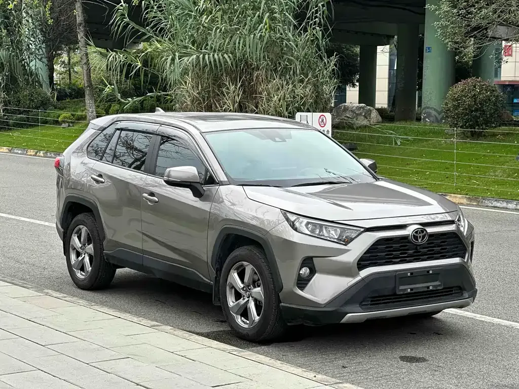 Toyota RAV4 — фото 3