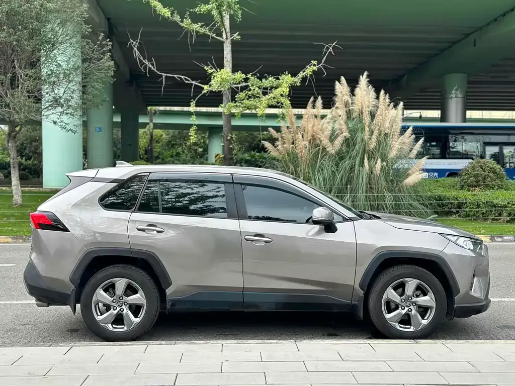 Toyota RAV4 — фото 4