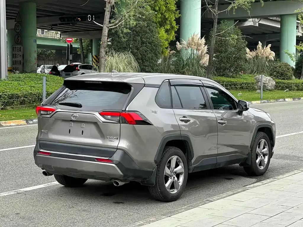 Toyota RAV4 — фото 5