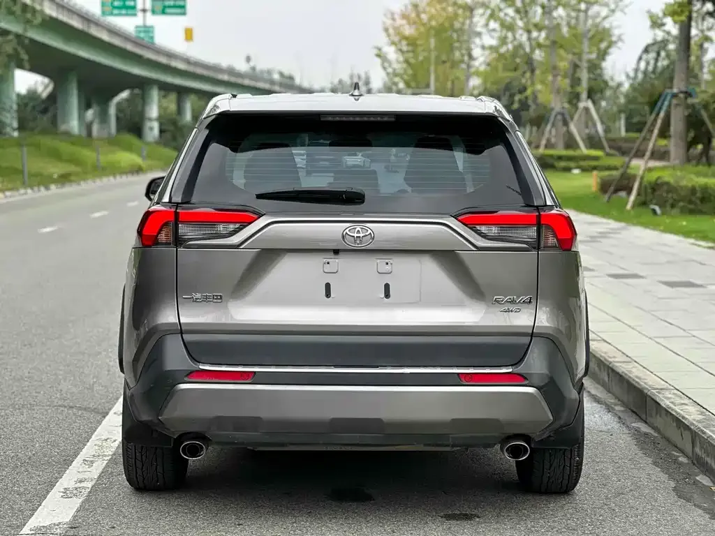 Toyota RAV4 — фото 6
