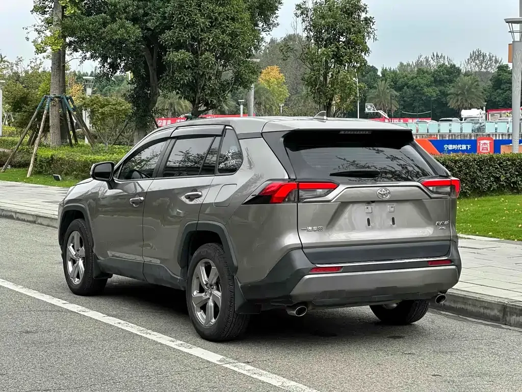 Toyota RAV4 — фото 7
