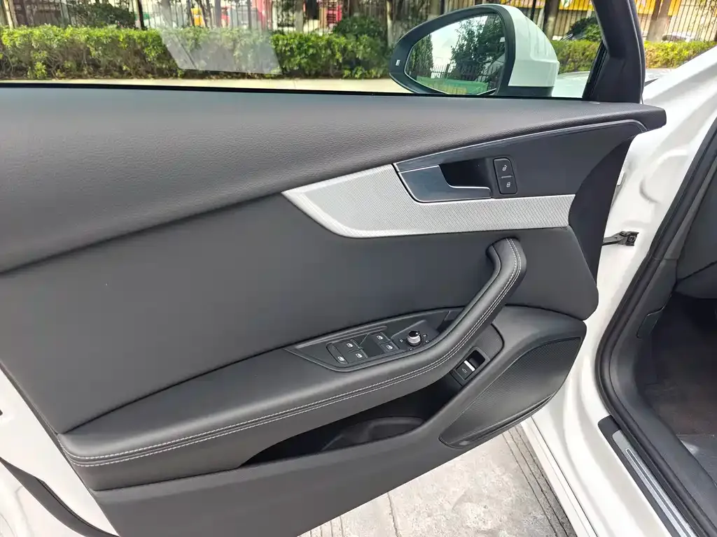 Audi A4L 2021 из CN, фото 5