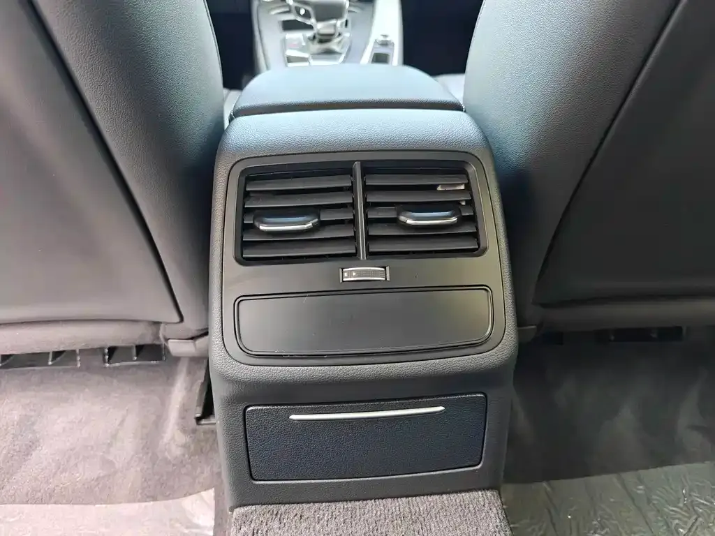 Audi A4L 2021 из CN, фото 8