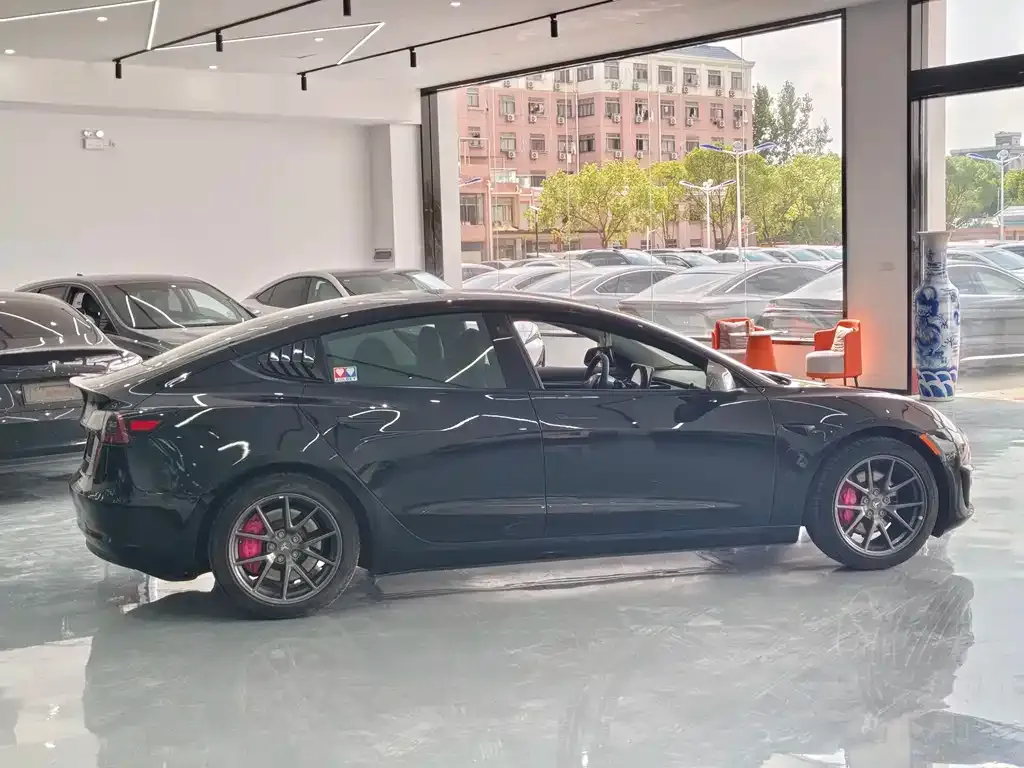 Tesla Model 3 — фото 10